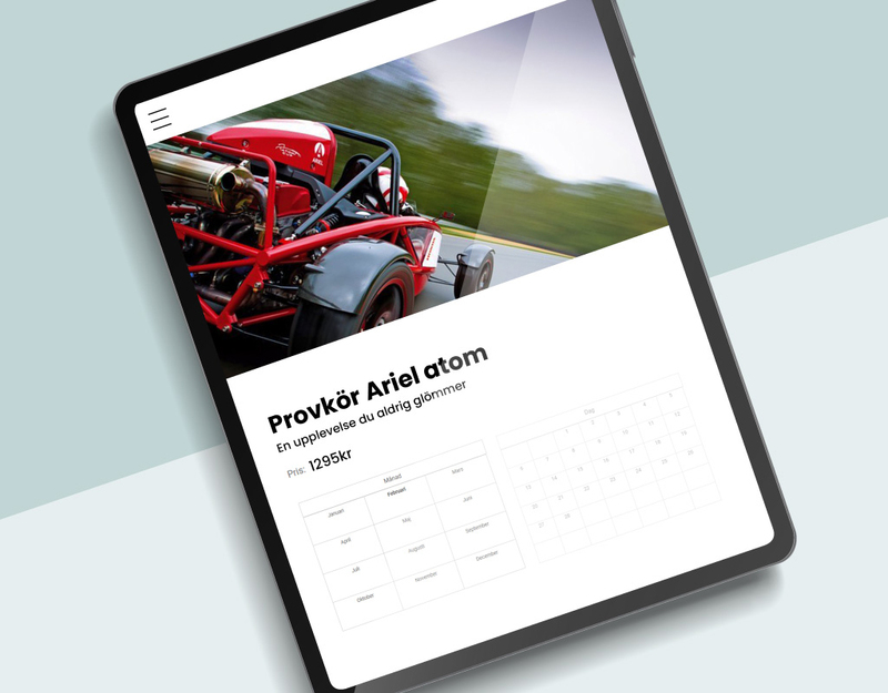 En liggande iPad med en bild på en röd racerbil och under bilden är en bild på vår bokningskalender som kallas bokningbarprodukt. 